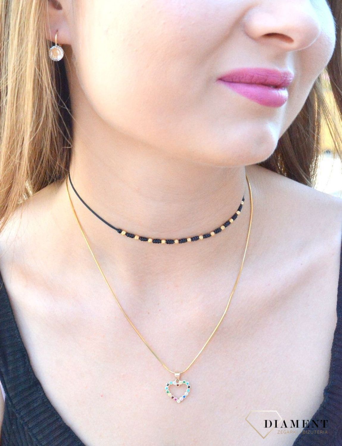 Kolczyki złote 333 okrągłe wiszące blaszki wykończone białym złotem KL 11217 333.  Złote kolczyki wykonane ze złota próby 333. Fakturowana powierzchnia kolczyków ozdobnych idealnie komponuje się z kolorem s.jpg